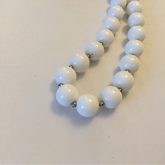 Vintage white bead necklace - Picture 5 of 6